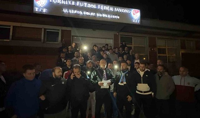 Trabzonspor taraftarları Trabzon'daki TFF binası önünde toplandı