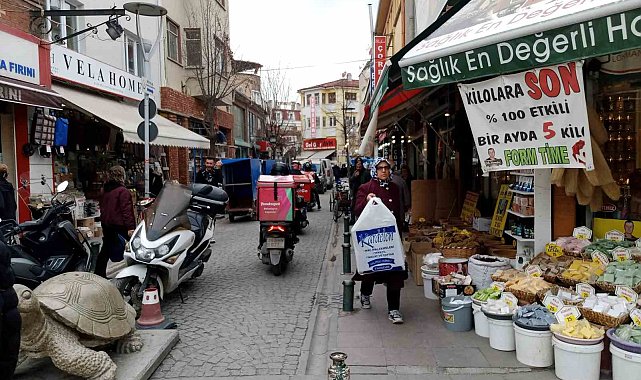 Trafiğe kapalı sokakta oluşan araç yoğunluğu tepki çekti