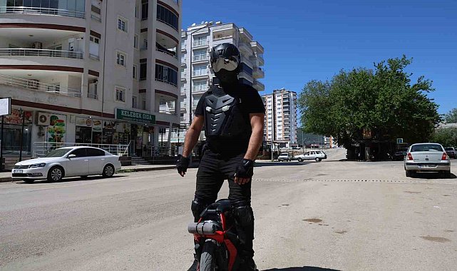 Trafikte gören "robot" sanıyor