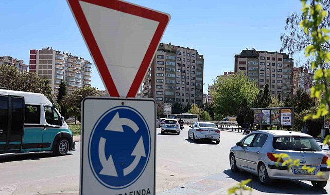 Trafikte önem taşıyan sürücüler tarafından çok bilinmeyen levha: 'Yol ver'