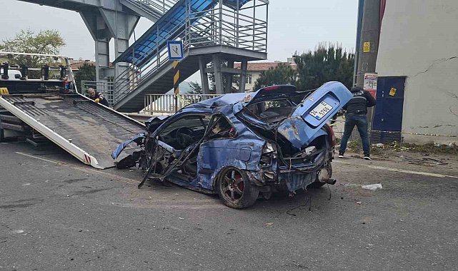 Trafo binasına çarpan otomobil hurdaya döndü: 1 ölü, 1 yaralı