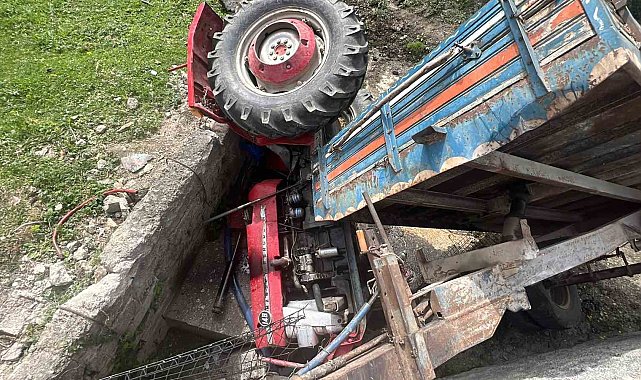 Traktör üç metreden çeşmenin üzerine devrildi, sürücü hayatını kaybetti