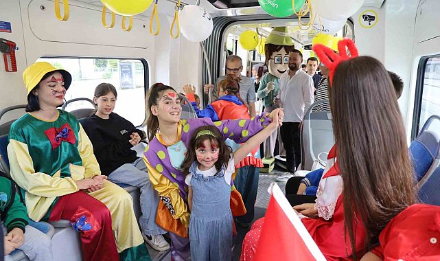 Tramvaya binen miniklere palyaço sürprizi