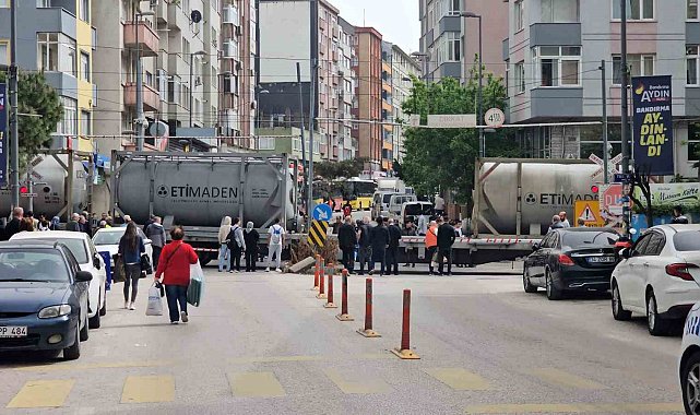 Tren arızası nedeniyle hemzemin geçitte ulaşım kapandı