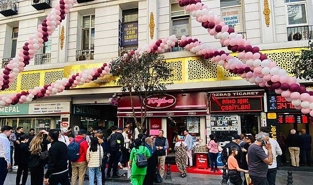 Tuğba Kuruyemiş, İstanbul'daki 8. şubesini halkla buluşturdu