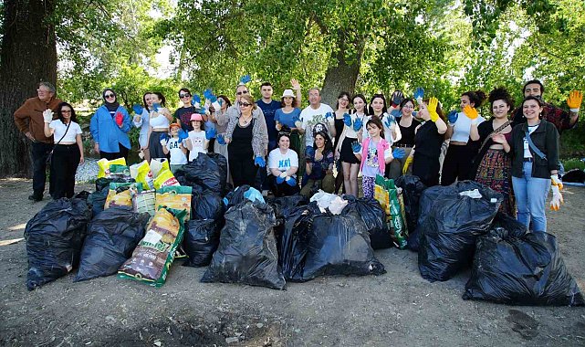 Tunca Nehri&#039;nde öğrenciler ve vatandaşlar çöp topladılar