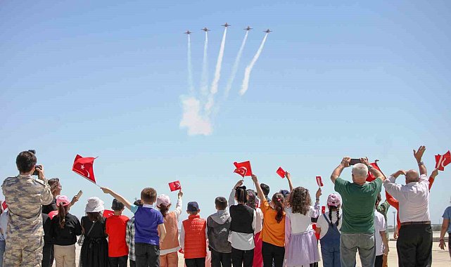 Türk Yıldızları'ndan öğrencilere 23 Nisan hediyesi