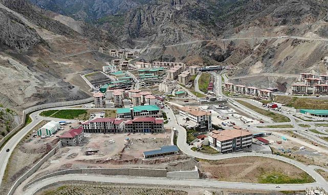 Türkiye'nin en büyük barajının yapıldığı ilçede, iktidar baraj altında kaldı