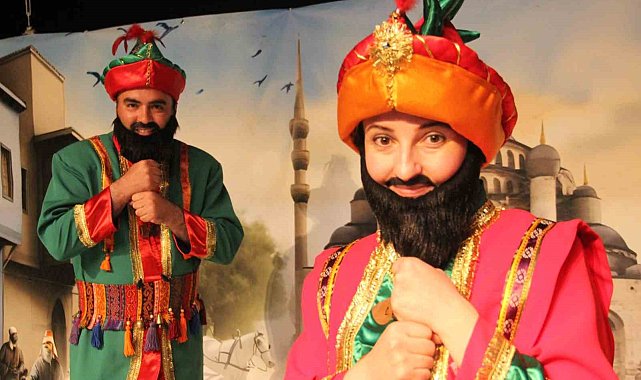 Türkiye&#039;nin ilk kadın Hacivat oyuncusunun sahnedeki performansı büyük ilgi görüyor