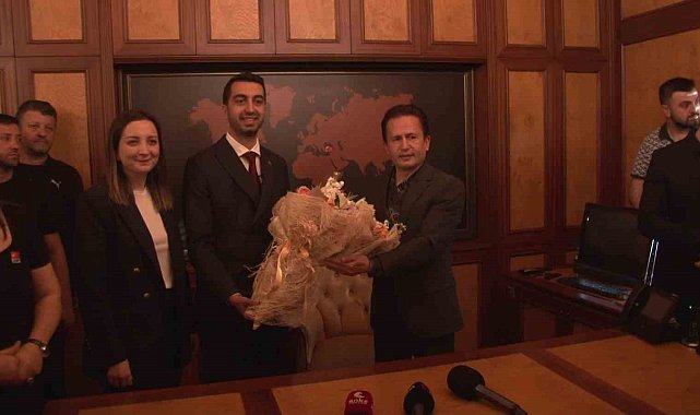 Tuzla Belediye Başkanı Eren Ali Bingöl mazbatasını aldı, göreve başladı