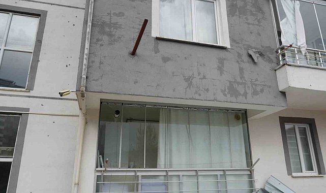 Uçan çatı apartmanın duvarına ok gibi saplandı