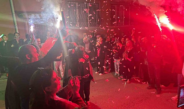 Üçüncü kez muhtarlığı kazandı, mahalle şenlik alanına döndü