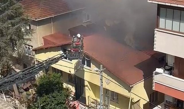 Ümraniye'de alev alev yanan evde mahsur kalanlar komşuları tarafından kurtarıldı