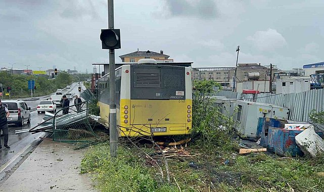 Ümraniye&#039;de kaldırıma çıkan İETT otobüsü iş yerine daldı