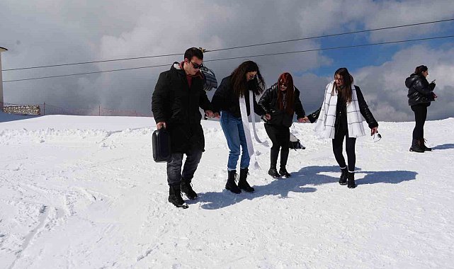 Üniversite öğrencileri, Ilgaz Dağı'nın zirvesinde hem ders yaptı hem horon tepti