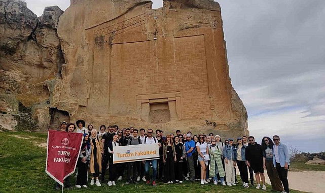 Üniversiteli ve liseli öğrenciler Turizm Haftası'nı Yazılıkaya'da kutladı