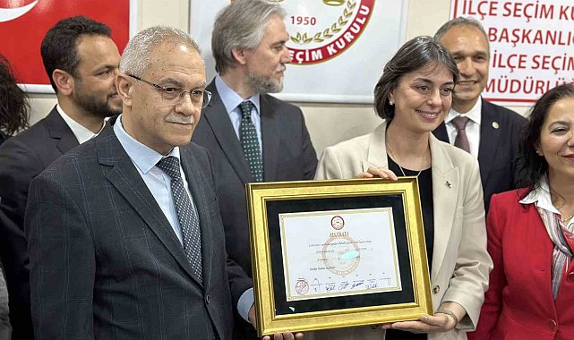 Üsküdar Belediye Başkanı Sinem Dedetaş mazbatasını aldı