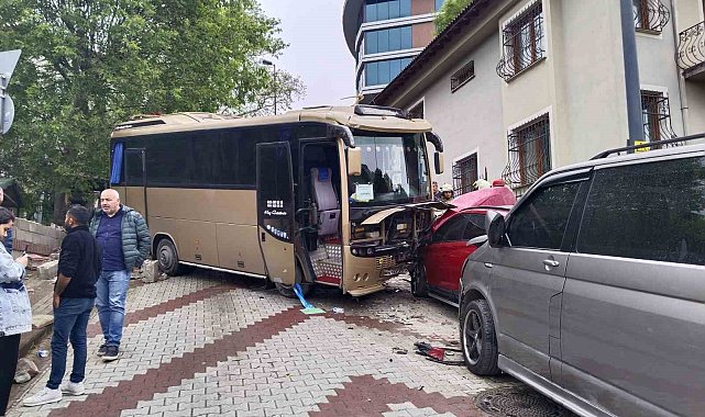 Üsküdar'da öğrencileri taşıyan servis kaza yaptı