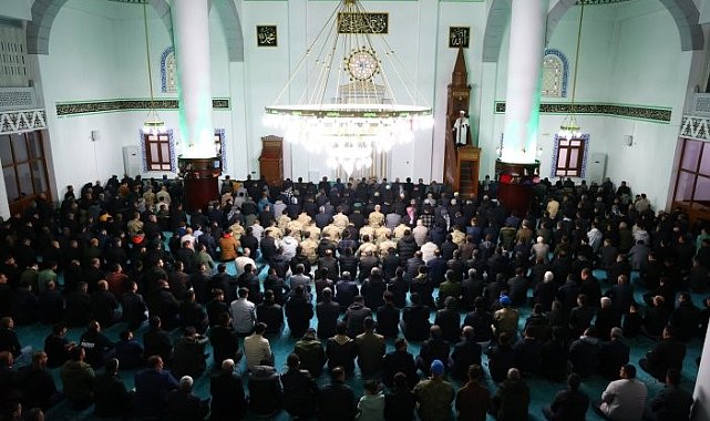 Vali Atay ve il protokolü vatandaşlar ile bayram namazında buluştu