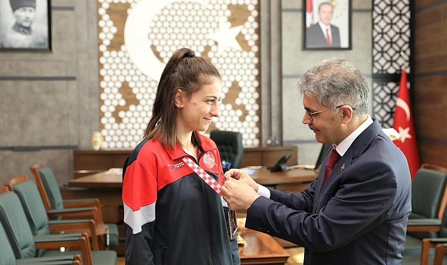 Vali Çelik Milli Boksörü ödüllendirdi