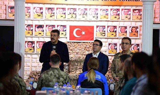 Vali Çelik, polisle iftarını açtı