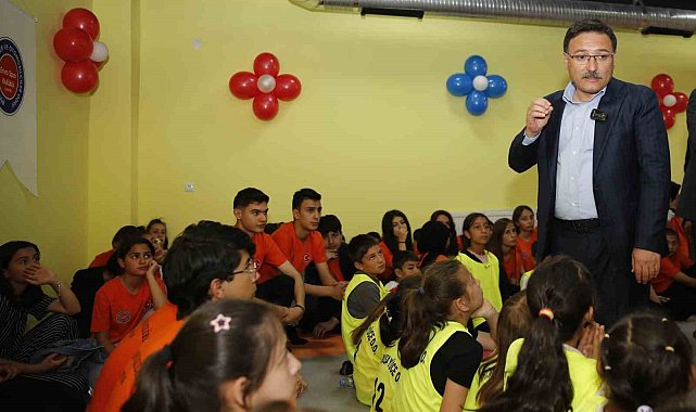 Vali Çiçek, öğrencileri ilmek ilmek işliyor