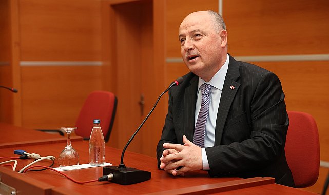 Vali Coşkun, üniversiteli gençlere kamu sektörünü anlattı