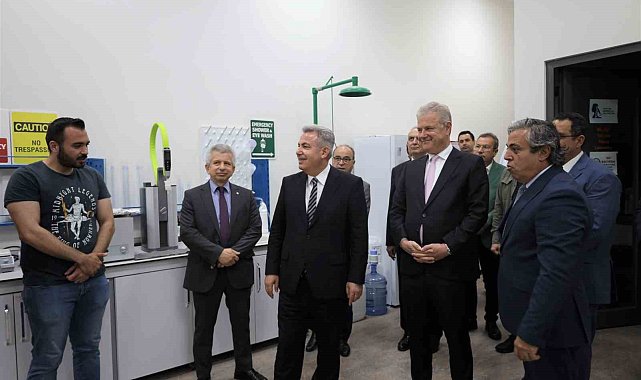 Vali Elban, İzmir Ekonomi'de projeleri dinleyip gençlerle sohbet etti