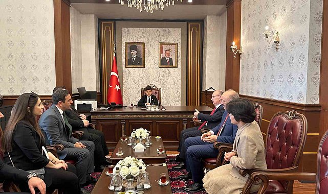 Vali Karadeniz koltuğunu 4'üncü sınıf öğrencisi Emir'e devretti