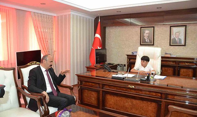 Vali koltuğuna oturan öğrenci, yeşil alanların artırılmasını istedi