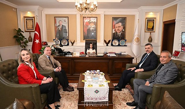 Vali koltuğuna oturdu; zekâ ve drama oyunları istedi