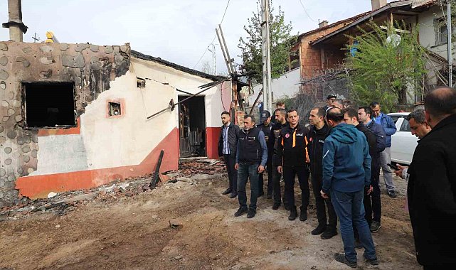 Vali Taşolar'dan 2 evin yandığı, 2 ev ve 2 ahırın hasar gördüğü köyde inceleme