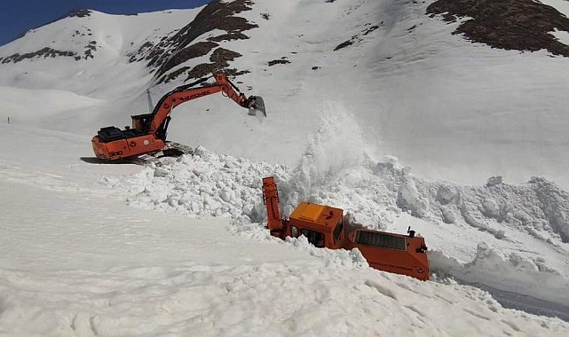 Van-Bahçesaray karayolunda kar mesaisi devam ediyor