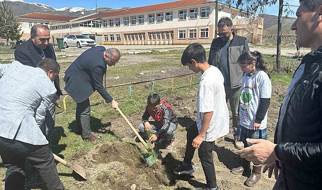 Varto'da öğrenciler okul bahçesine fidan dikti