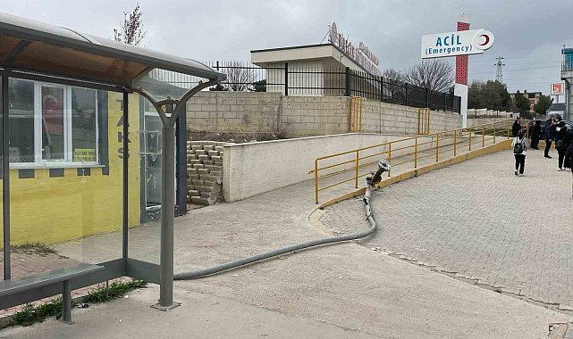 Vatandaş, devrilen direğin kimin kaldıracağını soruyor