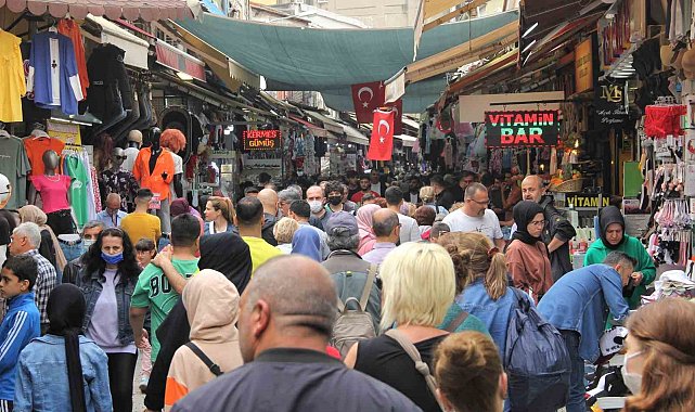 Vatandaşlar Tarihi Kemeraltı Çarşısı'na akın etti