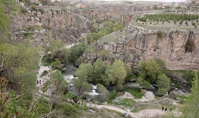 Volkanik patlamadan doğan Melendiz Çayının içerisinden aktığı Ihlara Vadisi göz kamaştırıyor