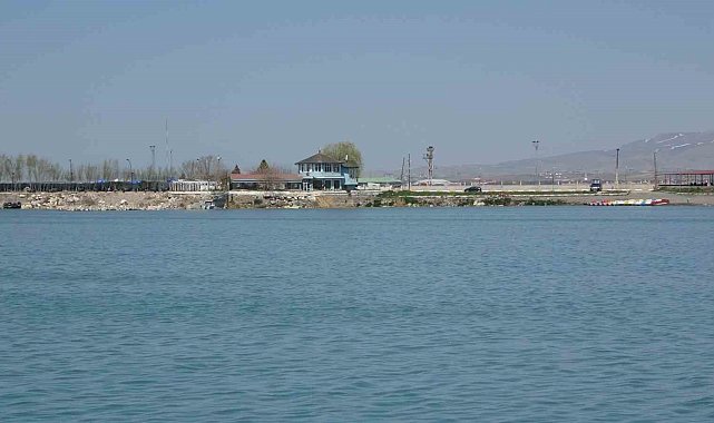 Yağış sonrası Van Gölü&#039;nün su seviyesi yükselmeye başladı