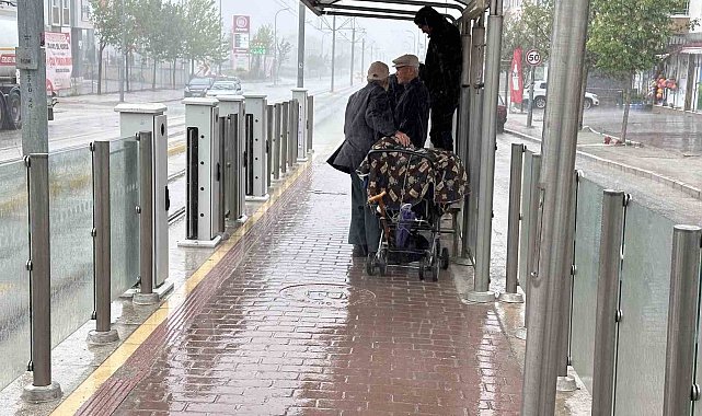 Yağmura hazırlıksız yakalanan vatandaşlar korunacak yer aradı