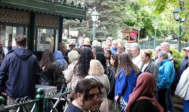Yağmurlu ve rüzgarlı havaya rağmen gondol sırası oluşturdular