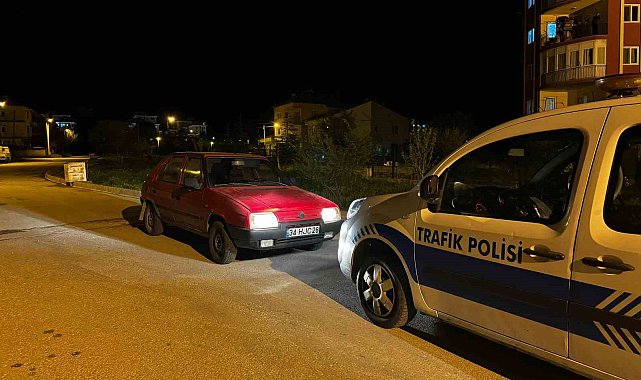 Yakalanacağını anlayınca araçtan inip kaçmaya çalıştı, yere düşerek yaralandı
