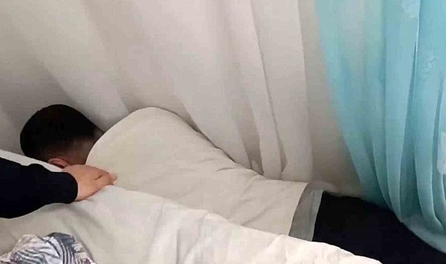 Yakalanmamak için baza ile duvar arasına saklandı