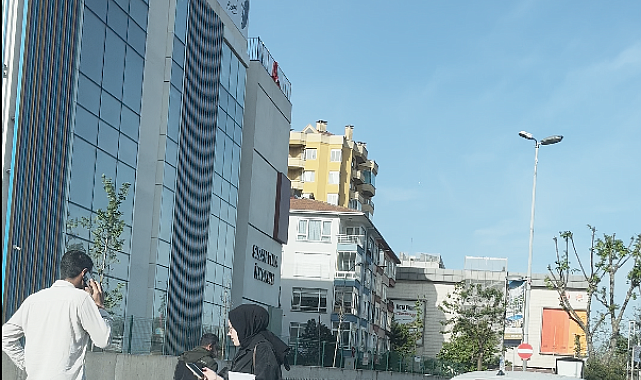 Yalova'da kontrolden çıkan otomobil demir korkuluklara çarptı