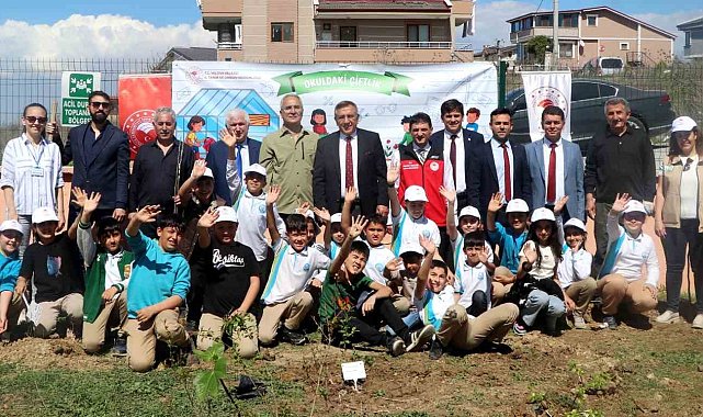 Yalova'da öğrenciler okul bahçesine meyve ağacı fidanı dikti
