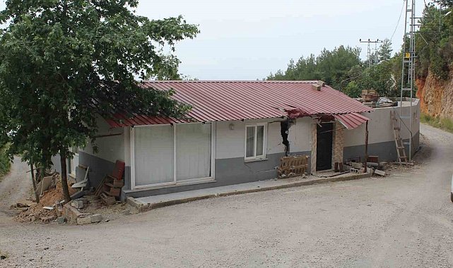 Yamaç paraşütçülerini indirdikten sonra freni boşalan safari aracı boş eve daldı