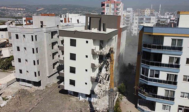 Yana doğru yatan o binanın yıkımına başlandı