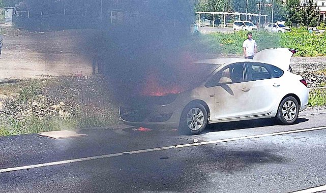 Yanan otomobile pet şişelerle müdahale ettiler