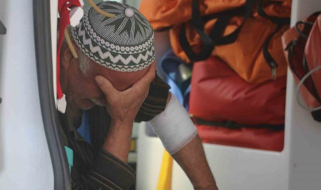 Yaşlı adam yanı başında ölen eşi için gözyaşlarına boğuldu