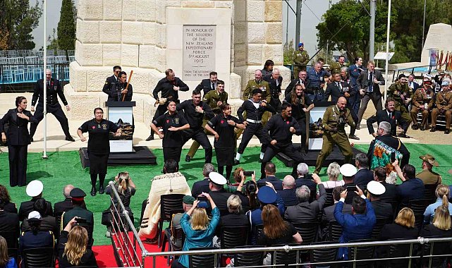 Yeni Zelanda askerleri atalarını 'haka' dansıyla andı