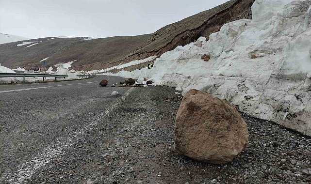 Yola düşen taş ve kaya parçaları tehlike saçıyor